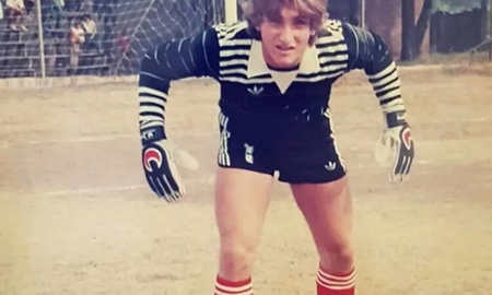 Javier Milei atajando en Chacarita. Javier Milei atajando en Chacarita.