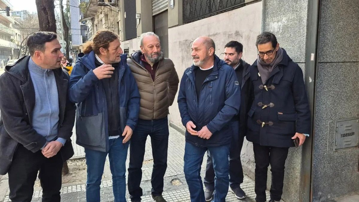 En el centro OSCAR DE ISASI, charla en la vereda de la Sede de Matheu, previamente al ingreso en el pl,eno.-