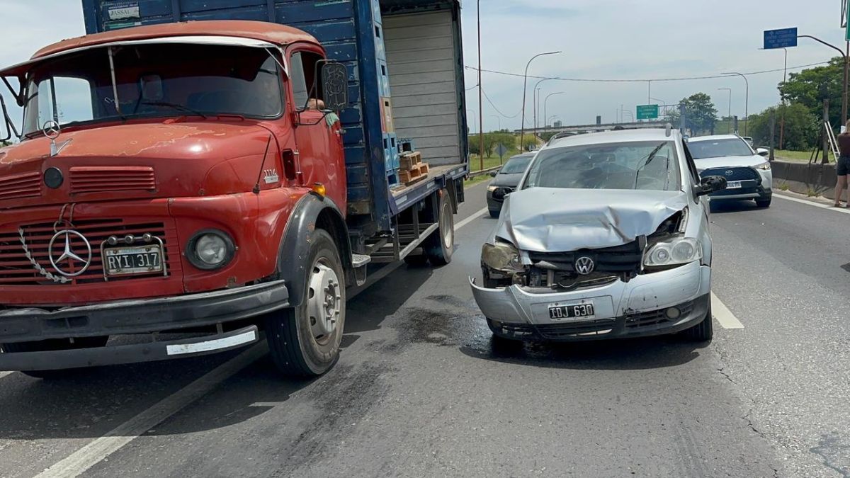 La circulación comenzó a restablecerse de manera parcial una vez que los cinco vehículos fueron retirados de la calzada, aunque el tránsito continuó lento debido a la reducción de un carril. La circulación comenzó a restablecerse de manera parcial una vez que los cinco vehículos fueron retirados de la calzada, aunque el tránsito continuó lento debido a la reducción de un carril. 