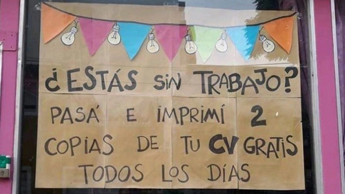 Una librería ofrece imprimir currículums gratis a desocupados