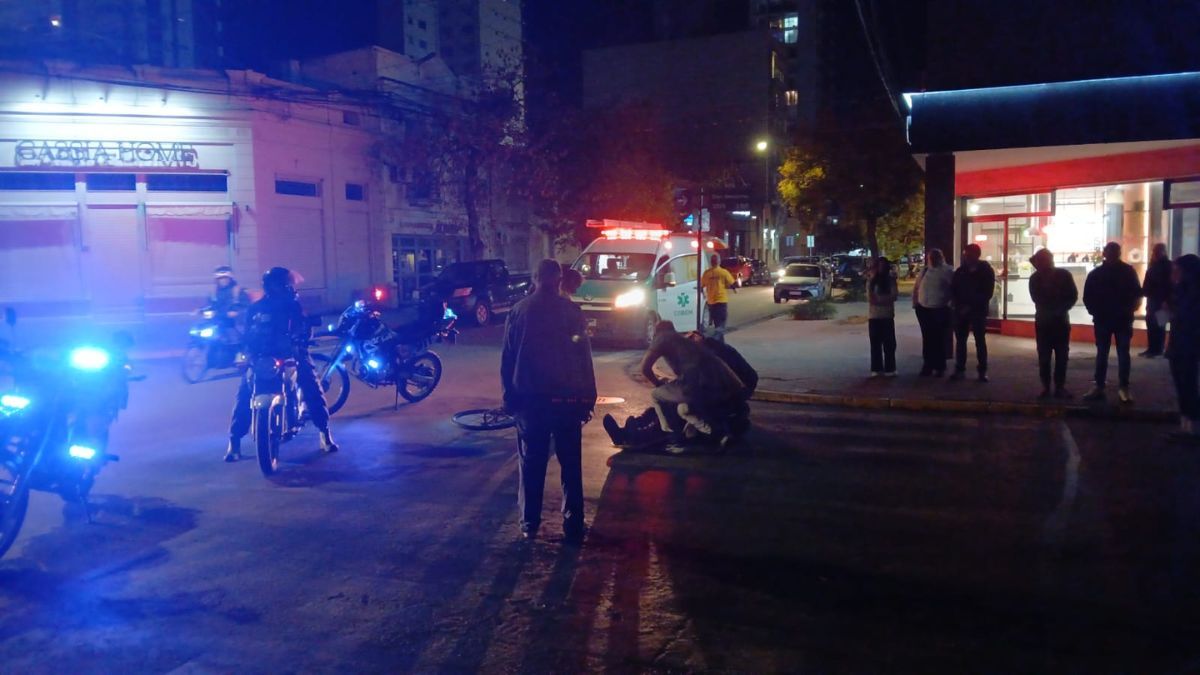 Un ciclista resultó herido en un accidente de tránsito en el cruce de San Jerónimo y Junín.