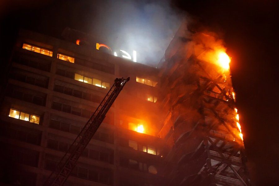 Incendios en Chile: impresionantes imágenes de un edificio de energía eléctrica ardiendo en llamas