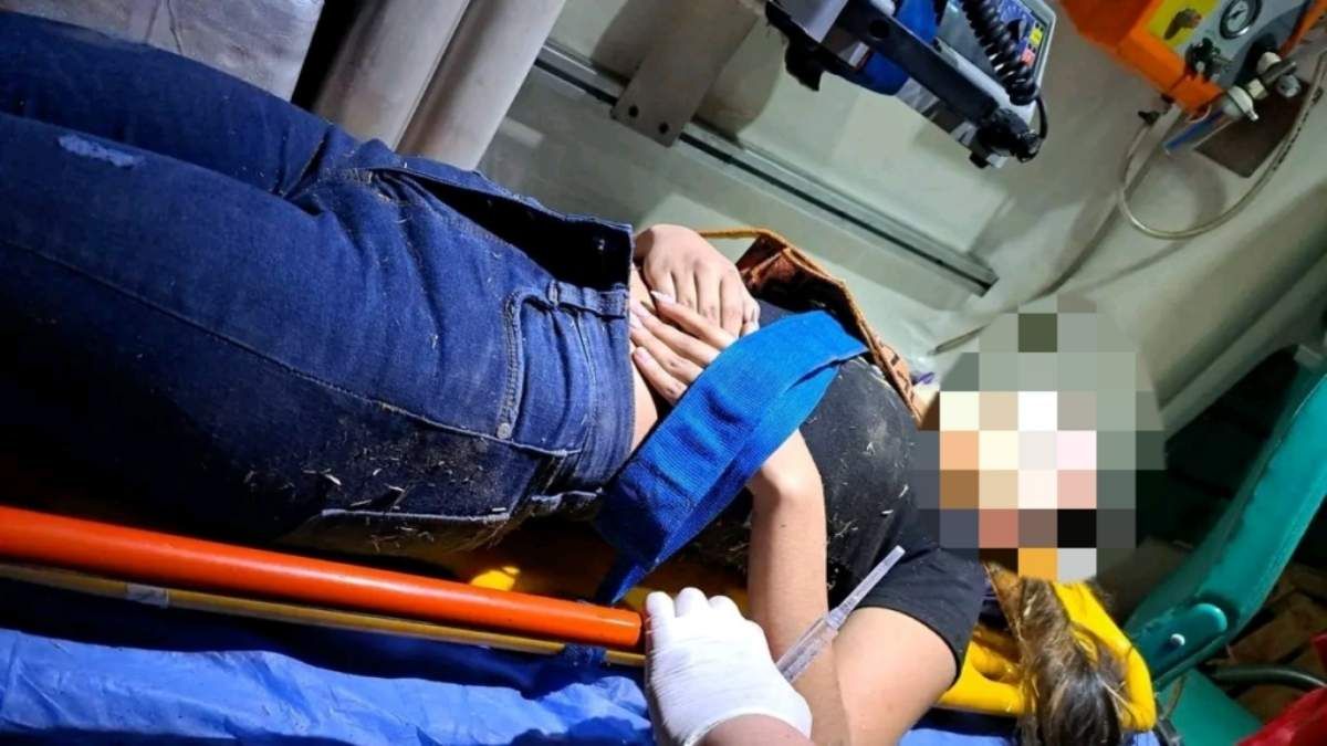 La adolescente fue trasladada de urgencia al Hospital Posadas para realizarle tomografías debido a la gravedad de las patadas recibidas en el cráneo