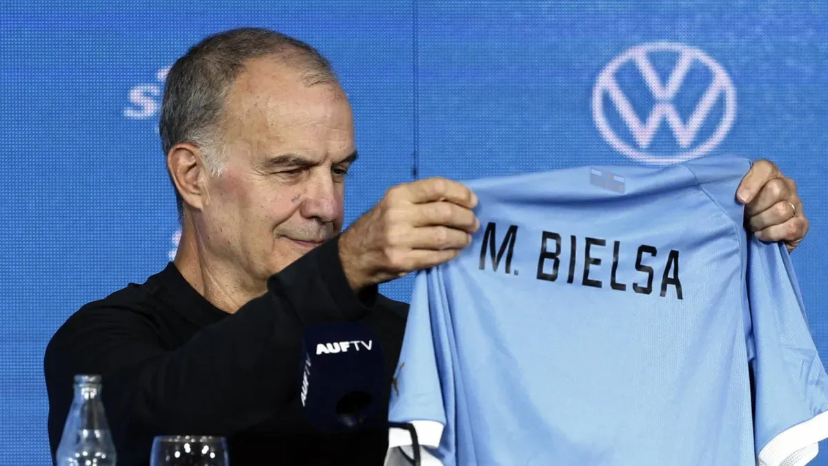 La primera locura de Marcelo Bielsa que dejó su marca imborrable en Uruguay.