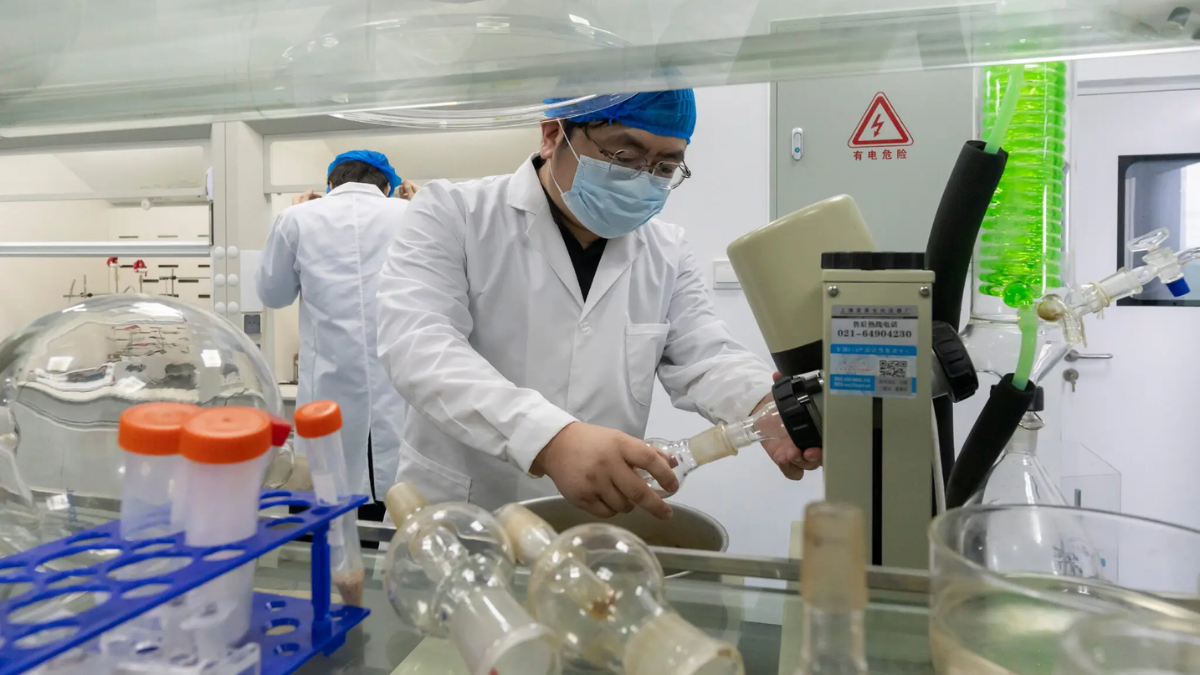 Lyu en un laboratorio de bioquímica en Lonvi Biosciences.