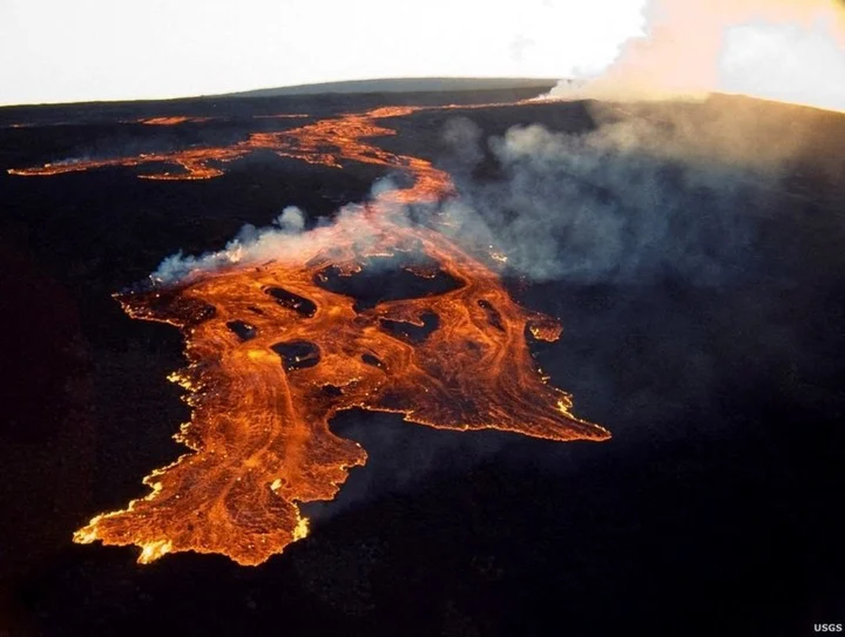 Vista a&eacute;rea realizada por el Servicio Geol&oacute;gico de Estados Unidos que muestra la erupci&oacute;n del volc&aacute;n Mauna Loa en Hawaii. Foto: AFP &nbsp;