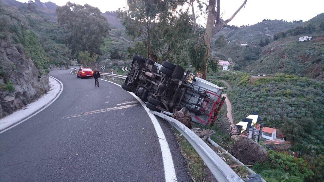Vehículo se sale de la vía y el quitamiedos y un árbol evitan que caiga por un precipicio