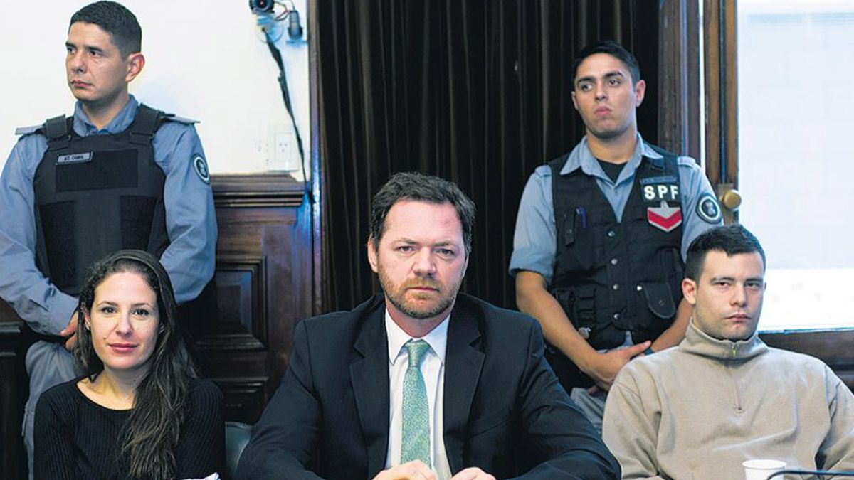 Gabriel David Mari&ntilde;o -derecha- acusado por el travesticidio de Amancay Diana Sacay&aacute;n junto a su abogado Lucas Tassara y equipo, en una de las audiencias del juicio.