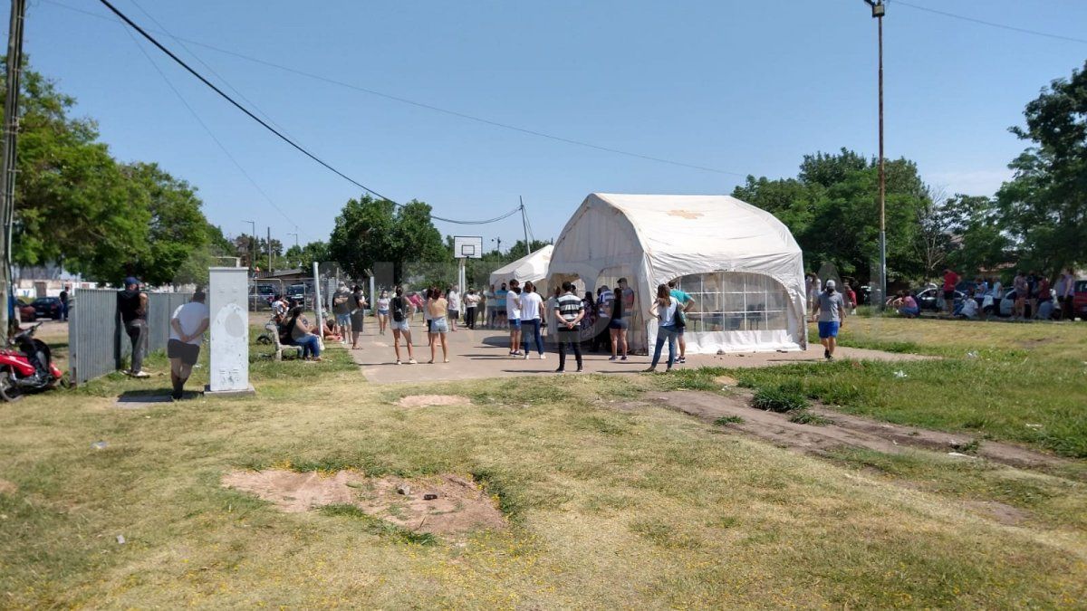 En el Playón Municipal de calles Blas Parera y Gorostiaga, también quedó mucha gente sin hisoparse ante la demanda de testeos.
