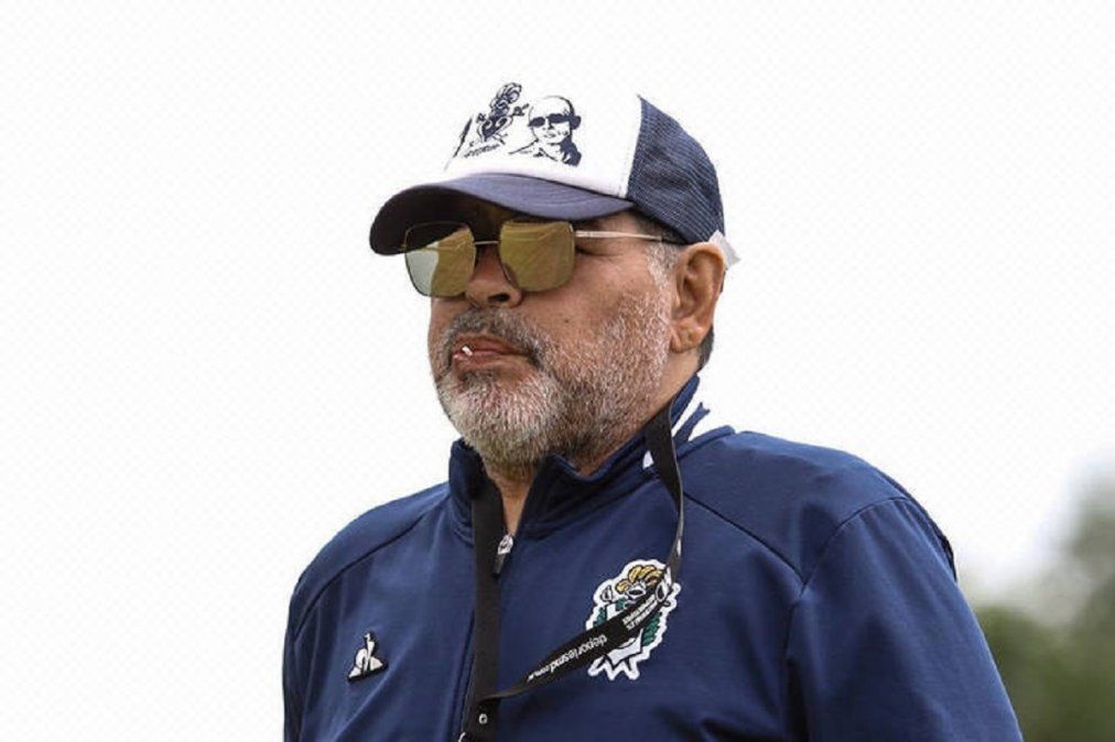 Maradona fue a entrenar con una gorra del Indio Solari