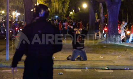 Los hinchas de Colón desbordaron el operativo de la Policía de Santa Fe. Los hinchas de Colón desbordaron el operativo de la Policía de Santa Fe.
