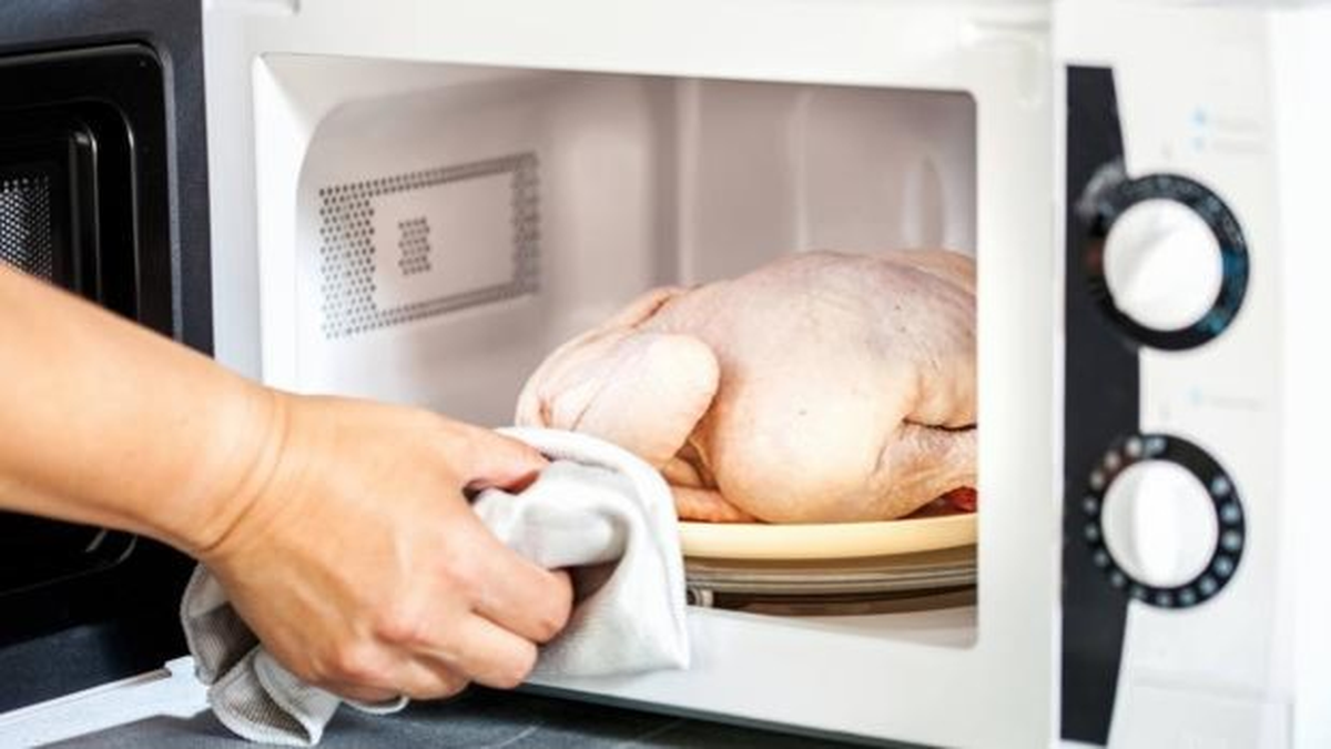 El microondas es muy útil para descongelar alimentos.