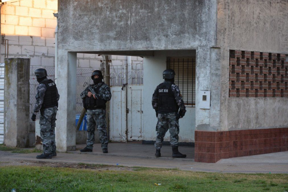Caen policías sospechados de pertenecer a una banda que operaba desde la cárcel de Coronda