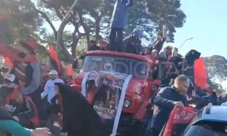 El camión con barras de Colón circuló el domingo en la ciudad en los festejos de los hinchas sabaleros. El camión con barras de Colón circuló el domingo en la ciudad en los festejos de los hinchas sabaleros.
