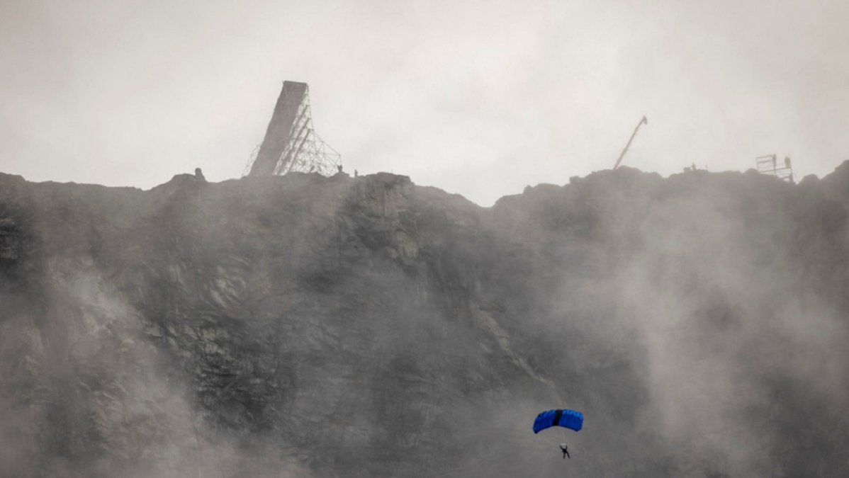 Tom Cruise en un paracaídas durante una acrobacia en motocicleta en la montaña Helsetkopen (Noruega)