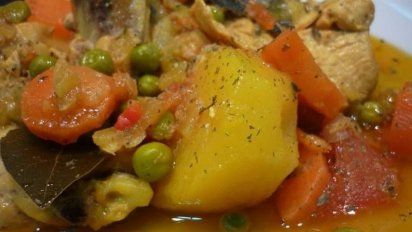 Pollo a la portuguesa con papas y arvejas: la receta sencilla y fácil