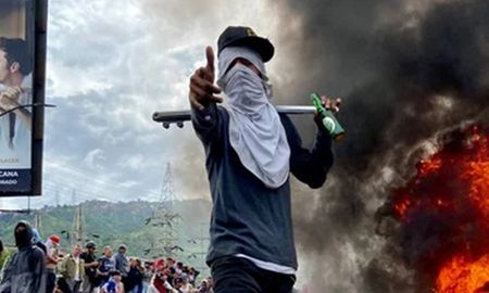 Policías enfrentan con balas de goma y gases lacrimógenos en las calles de Caracas, en Venezuela, a manifestantes que realizaban una protesta contra la proclamación de Nicolás Maduro. Policías enfrentan con balas de goma y gases lacrimógenos en las calles de Caracas, en Venezuela, a manifestantes que realizaban una protesta contra la proclamación de Nicolás Maduro.