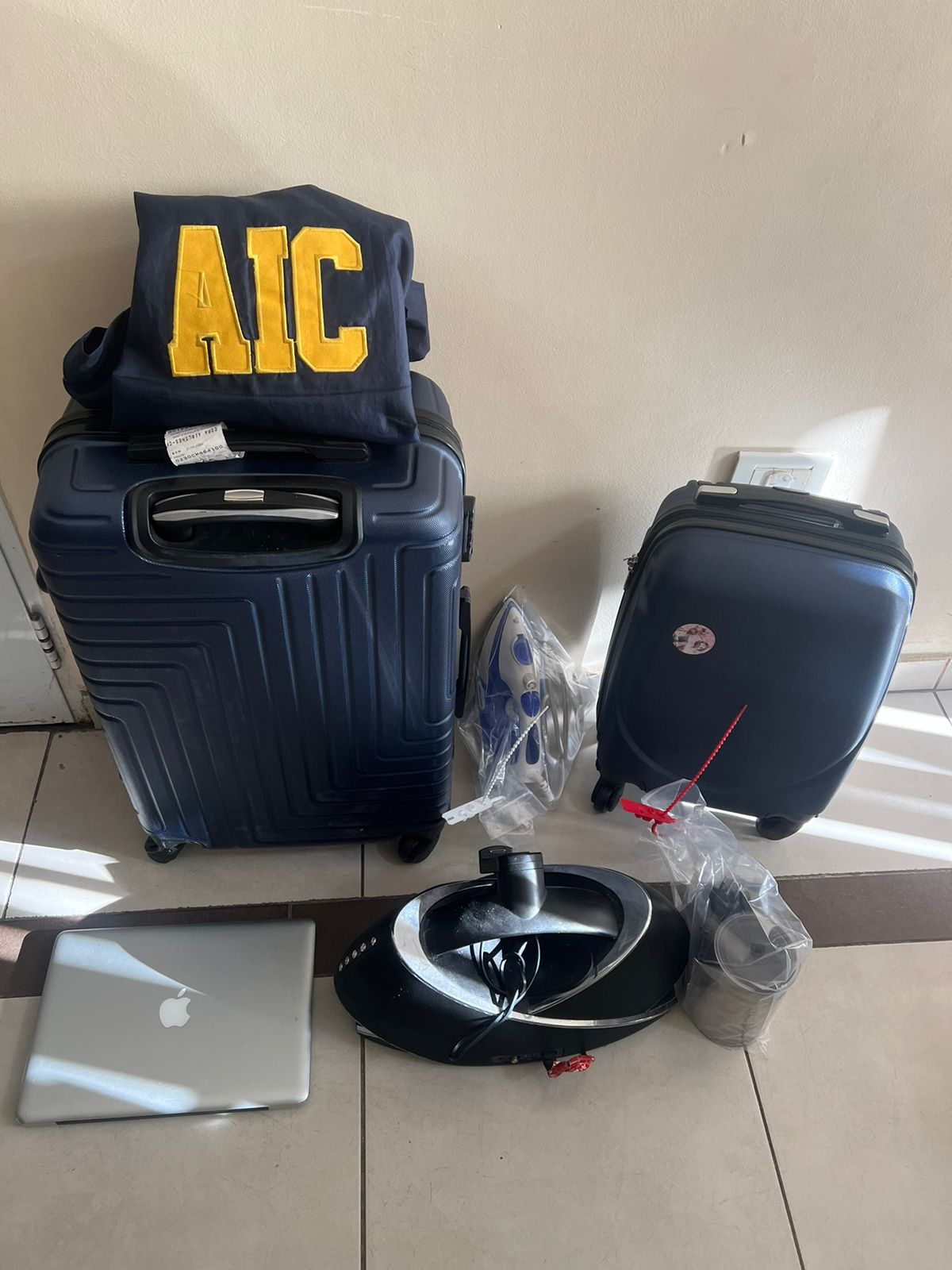 Se recuperó una notebook marca Apple, valijas, una tostadora y una minipimer. Se recuperó una notebook marca Apple, valijas, una tostadora y una minipimer.