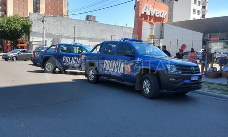 Uno de los ladrones fue detenido por la policía, y esperó en la camioneta mientras los efectivos hablaban con la familia de la víctima de lo sucedido. Uno de los ladrones fue detenido por la policía, y esperó en la camioneta mientras los efectivos hablaban con la familia de la víctima de lo sucedido.