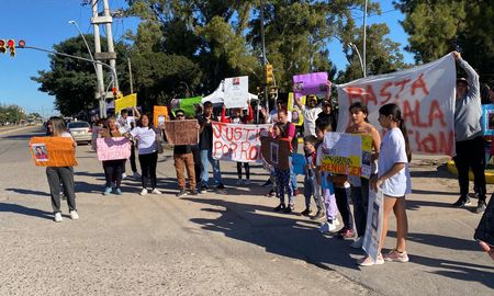 La manifestación se realizó este lunes en la puerta del Hospital Iturraspe. La manifestación se realizó este lunes en la puerta del Hospital Iturraspe.