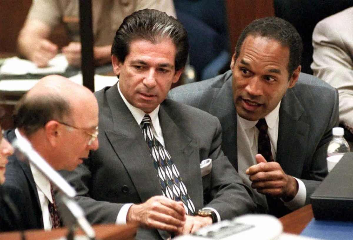 Robert Kardashian junto a O.J. Simpson en el juicio por el asesinato de Nicole Brown Simpson y Ron Goldman. Robert Kardashian junto a O.J. Simpson en el juicio por el asesinato de Nicole Brown Simpson y Ron Goldman.