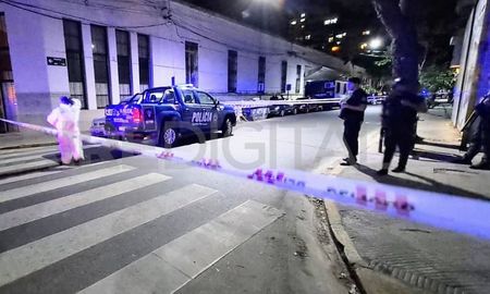 El policía Leoncio Bermúdez fue asesinado por cuatro sicarios que iban a rescatar o a ejecutar –son las dos hipótesis que se manejan- a un preso que había sido trasladado al hospital Provincial. El policía Leoncio Bermúdez fue asesinado por cuatro sicarios que iban a rescatar o a ejecutar –son las dos hipótesis que se manejan- a un preso que había sido trasladado al hospital Provincial.