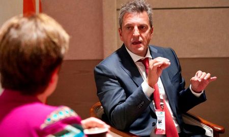 Una vez completadas las revisiones quinta y sexta, Argentina tendrá acceso a alrededor de US$ 7.500 millones. Se espera que la próxima revisión tenga lugar en noviembre. Una vez completadas las revisiones quinta y sexta, Argentina tendrá acceso a alrededor de US$ 7.500 millones. Se espera que la próxima revisión tenga lugar en noviembre.
