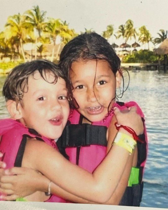 Bautista Vicuña junto a su hermana Blanca.