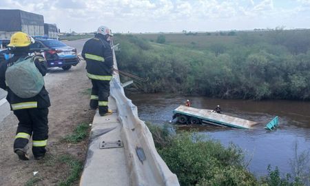 Un camión cayó al arroyo Tortuga y buzos tácticos junto a Bomberos trabajan en la búsqueda del chofer, un hombre de 60 años oriundo de Córdoba. Un camión cayó al arroyo Tortuga y buzos tácticos junto a Bomberos trabajan en la búsqueda del chofer, un hombre de 60 años oriundo de Córdoba.