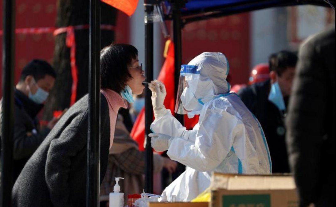 China informó un total de 100.871 casos sintomáticos y menos de 5.000 muertes desde que el virus fue detectado en la ciudad de Wuhan a finales de 2019.