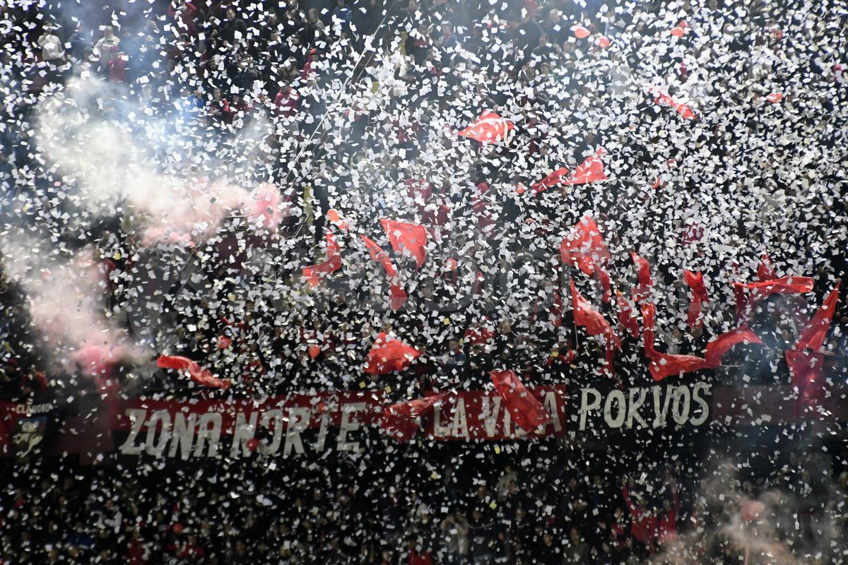 Los hinchas de Colón en el estadio Brigadier López. Los hinchas de Colón en el estadio Brigadier López.