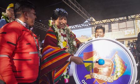 Evo Morales regresó a Bolivia este miércoles, luego de haber estado exiliado en Argentina un año. Evo Morales regresó a Bolivia este miércoles, luego de haber estado exiliado en Argentina un año.
