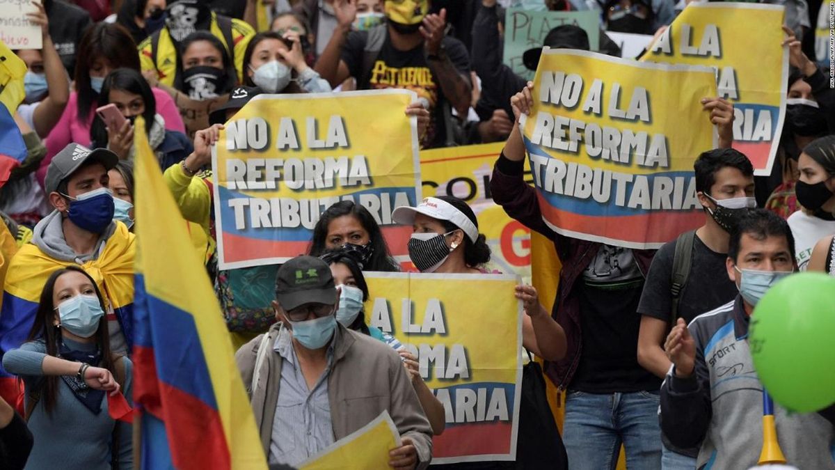 Manifestantes rechazan la suba de impuestos en Colombia.