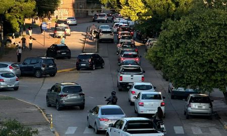 Las filas de vehículos llegan a extenderse hasta la avenida Circunvalación. Las filas de vehículos llegan a extenderse hasta la avenida Circunvalación.
