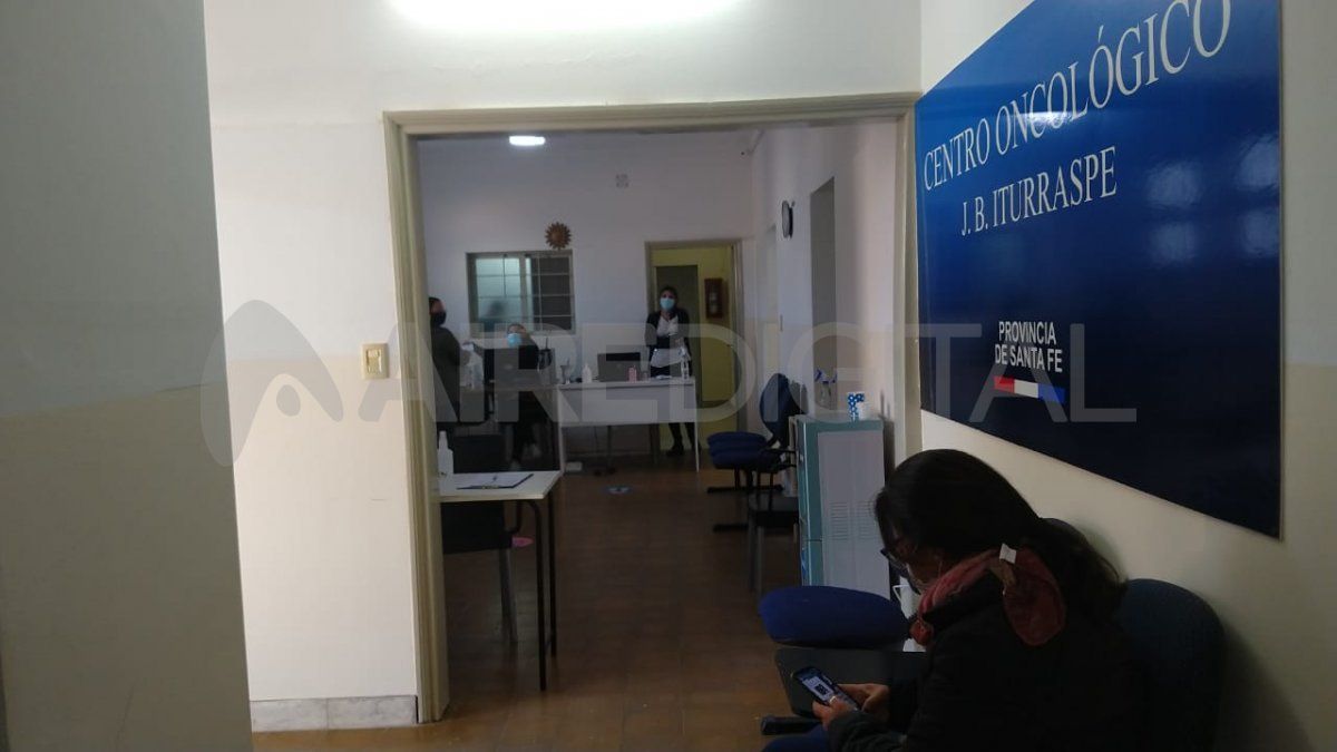 En el viejo hospital Iturraspe se otorgan turnos de vacunación.