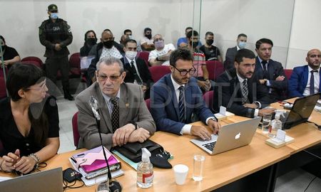 El debate se inició esta mañana en el Tribunal Oral Federal (TOF) 2 rosarino y en la audiencia estuvo presente, entre otros familiares y amigos de la víctima, Ramón Castro, padre de Franco. El debate se inició esta mañana en el Tribunal Oral Federal (TOF) 2 rosarino y en la audiencia estuvo presente, entre otros familiares y amigos de la víctima, Ramón Castro, padre de Franco.