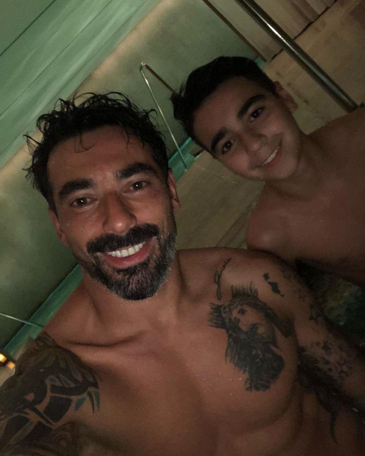 Así está el hijo del Pocho Lavezzi. Así está el hijo del Pocho Lavezzi.