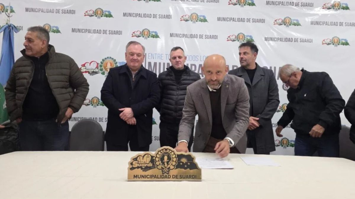 El ministro de Desarrollo Productivo, Gustavo Puccini, participó del acto que se hizo en la localidad de Suardi, en el departamento San Cristóbal. El ministro de Desarrollo Productivo, Gustavo Puccini, participó del acto que se hizo en la localidad de Suardi, en el departamento San Cristóbal.