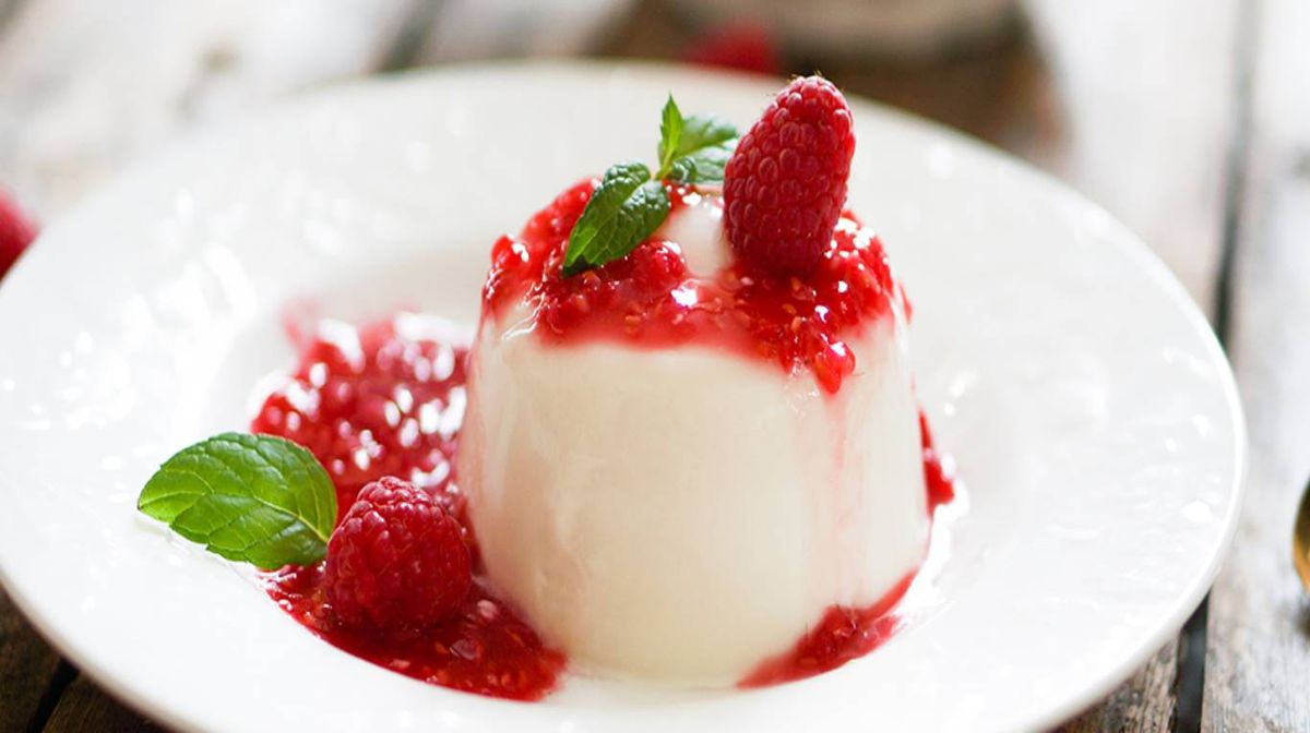 Panna cotta es un postre originario del norte de Italia. Panna cotta es un postre originario del norte de Italia.