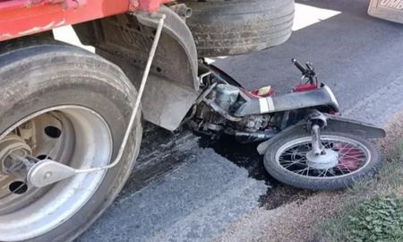 La adolescente quedó atrapada debajo del camión y fue derivada al hospital bajo código rojo. La adolescente quedó atrapada debajo del camión y fue derivada al hospital bajo código rojo.