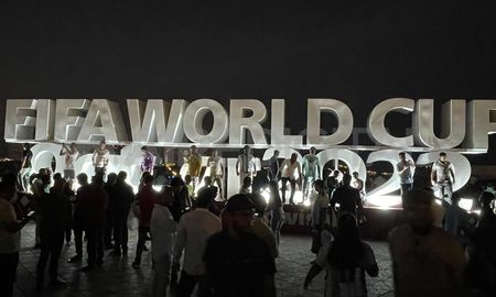 Letras corpóreas iluminadas que dicen Fifa World Cup Qatar 2022, en donde miles de turistas se toman fotografías. Letras corpóreas iluminadas que dicen Fifa World Cup Qatar 2022, en donde miles de turistas se toman fotografías.