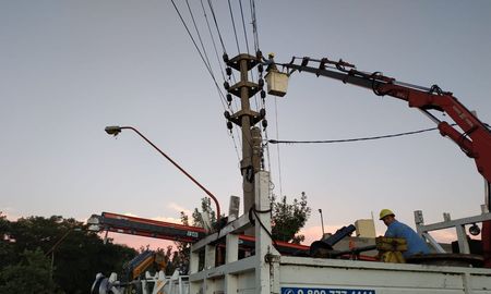 Las altas temperaturas generaron un alto nivel de demanda en el servicio de energía. Esto quedó reflejado en los diferentes inconvenientes que se registraron en distintos puntos de la ciudad este martes en el que el termómetro marcó 41.5° en la ciudad de Santa Fe. Las altas temperaturas generaron un alto nivel de demanda en el servicio de energía. Esto quedó reflejado en los diferentes inconvenientes que se registraron en distintos puntos de la ciudad este martes en el que el termómetro marcó 41.5° en la ciudad de Santa Fe.