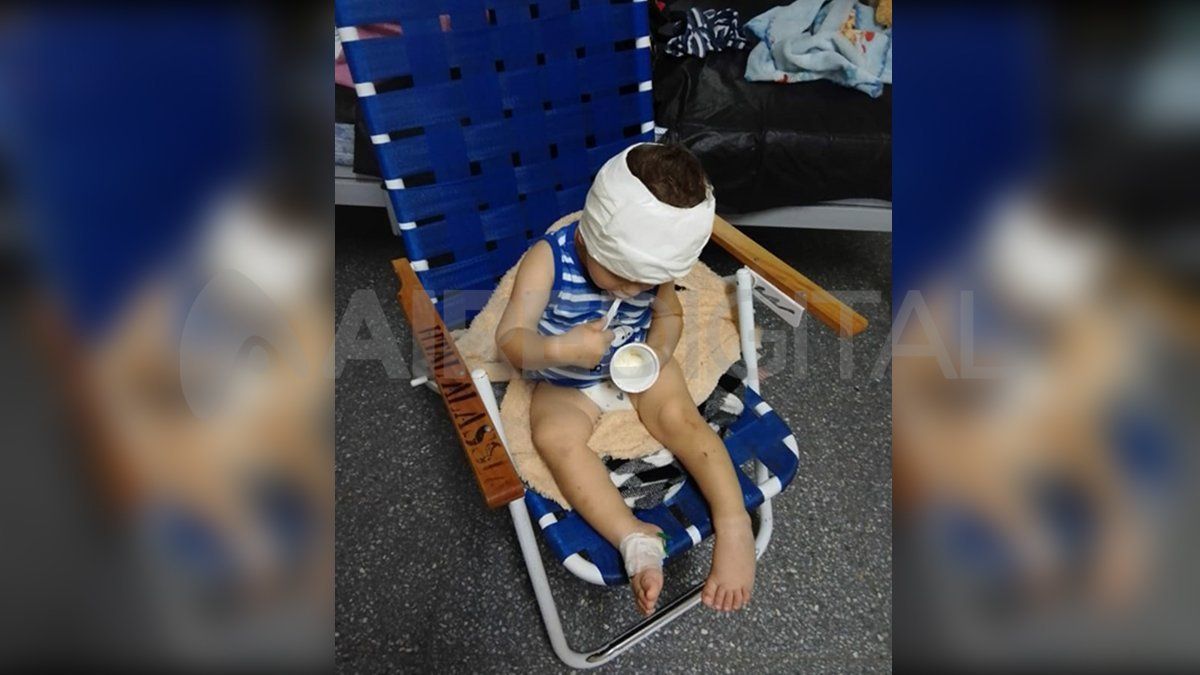 Arielito fue golpeado por mampostería que cayó desde el edificio del Colegio Don Bosco de la ciudad de Santa Fe sobre su cochecito. El fin de semana fue dado de alta.