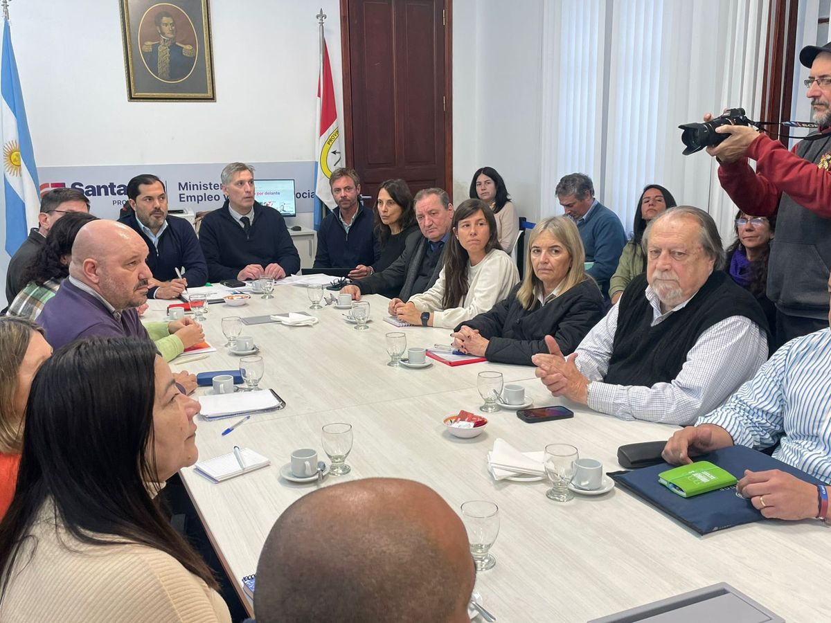 El último encuentro entre los gremios docentes y las autoridades del Gobierno de Santa Fe se realizó en el mes de agosto. El último encuentro entre los gremios docentes y las autoridades del Gobierno de Santa Fe se realizó en el mes de agosto.