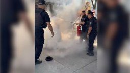 altText(Imágenes sensibles: un trabajador se prendió fuego en una empresa de transportes de Rosario)}