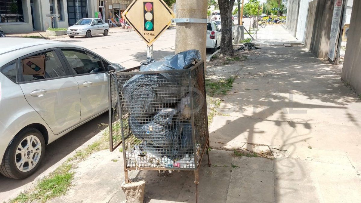 Mientras tanto, los perjudicados son los ciudadanos que no cuentan con servicios esenciales desde hace cuatro días. Los servicios afectados son la recolección de residuos, desmalezamiento, transporte urbano de pasajeros y también un transporte especial con el que cuenta la Municipalidad para transportar a personas con discapacidad hasta un centro de día donde realizan diferentes actividades.