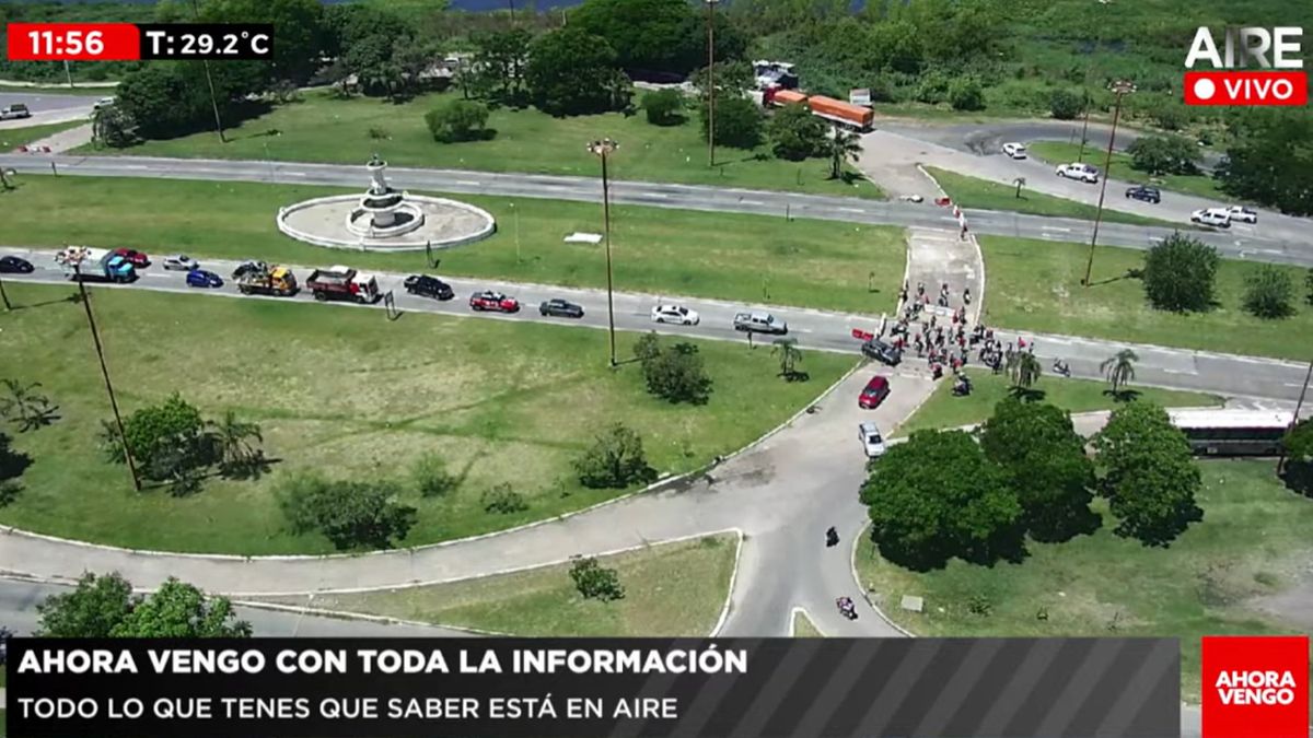 Cadetes de delivery interrumpen el tránsito sobre la ruta 168 en reclamo de seguridad