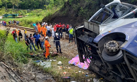 Tragedia en Brasil: el choque entre un camión y un colectivo deja 25 muertos Tragedia en Brasil: el choque entre un camión y un colectivo deja 25 muertos