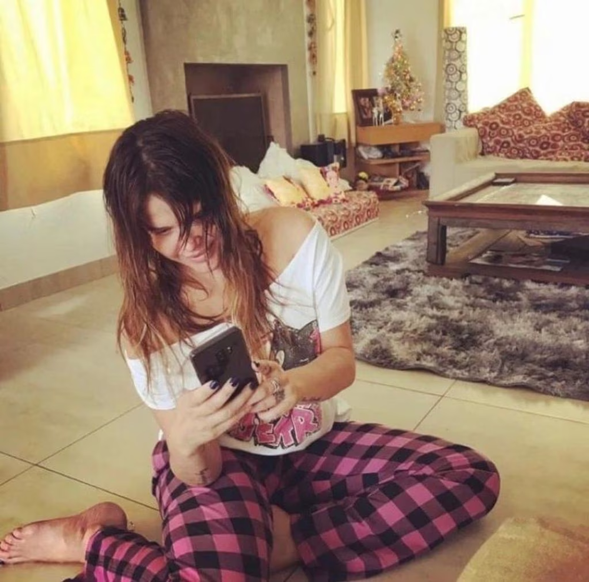 La propiedad de la angelita tiene dos pisos, un patio con parque y una pileta en el exterior.