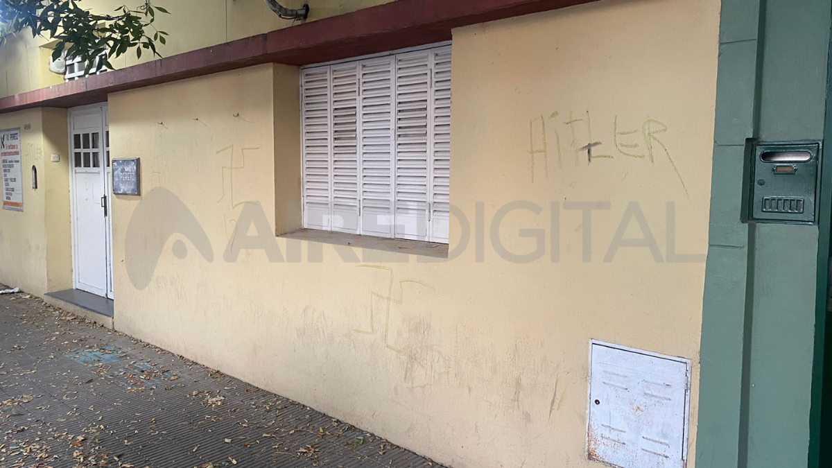 Desconocidos vandalizaron el frente de la entidad judía con pintadas antisemitas.